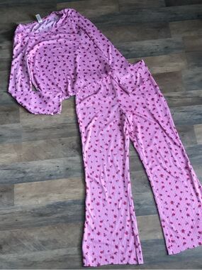 Jessica Simpsons Pink Floral Ribbed Top
